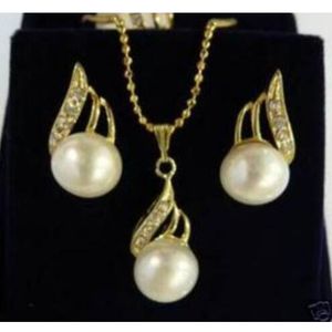 Charmant ensemble de boucles d'oreilles et pendentif en perle blanche 17