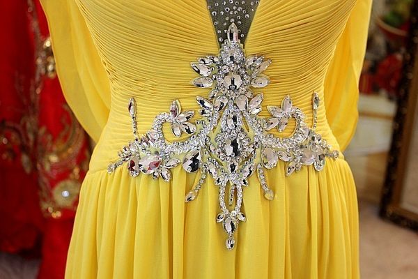 Charmante robes de demoiselle d'honneur en mousseline de soie jaune 2020 dos nu cristal perles robe de soirée de mariage demoiselle d'honneur robes formelles col en V Pro197j