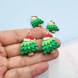 Charmes 10 pièces arbre de noël chapeau rouge breloques Kawaii résine pendentif charme pour boucle d'oreille Bracelet porte-clés bricolage enfant fabrication de bijoux C1086 230826