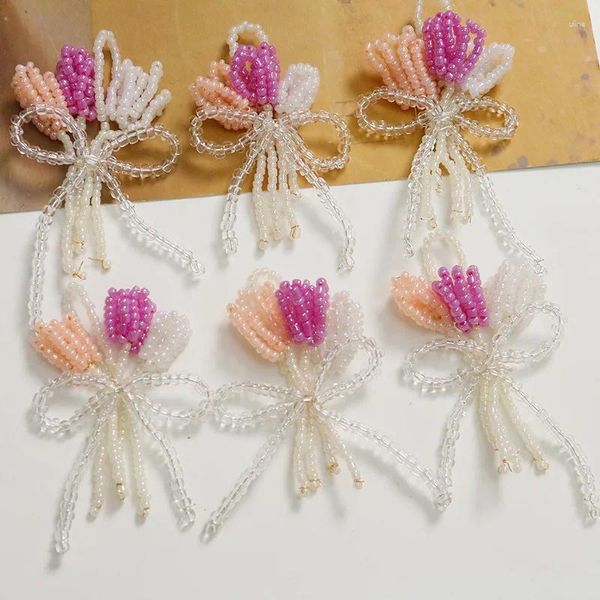 Charmes 1pcs coréens tricolor tulip arc fleur bricolage bricolage à main levée de cheveux perlé ornement boucles d'oreilles