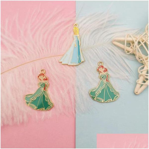 Charmes 20pcs / pack dessin animé jolies filles princesse émail pendentifs en métal boucle d'oreille bricolage bijoux de mode faisant des accessoires couleur dorée goutte Dh3Qc