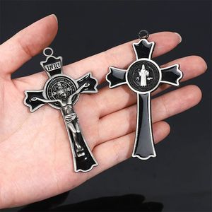 Charmes 20 pièces/croix religieuse Saint benoît croix accessoires vente en gros fournitures catholiques croix ornement 75x43mm 230907