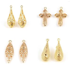 Charms 2pcs 3d religieus 18K gouden kleur metalen filigraan hangers holle kruis drop charme voor doe -het -zelf oorrang ketting sieraden bevinding