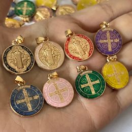 Bedels 50 Stuks Religieuze Multicolor Saint Benedict Medaille Katholieke Vergulde SB Medaille Munt San Benito Gift 230220