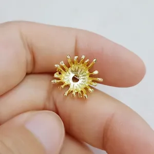 Charms 50pcs 14 15 mm couleur or petit noyau charme de fleur fleur pour les vêtements bricolage à la main à la main