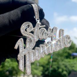 Charmes Arrivés Bling Glacé Rester Humble Lettres Pendentifs Pavé 5A Cubic Zirconia Colliers Pour Hommes Hip Hop Rappeur CZ Bijoux 230626