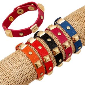 Bracelets à breloques Bracelets Bracelet en cuir PU chaud Bracelets pour femmes Bracelet en cuir ami