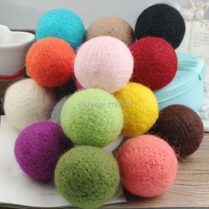 Dijes bolas de fieltro de lana redondas coloridas pompones 50mm para niñas Diy Room Party decoración de Navidad accesorios hechos a mano 2pcsCharms