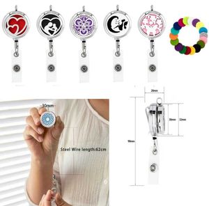 Charms Mom en Baby Butterfly 30mm Diffuser Locket ID Badge Holder Intrekbare hanger roestvrijstalen fit Key Chain 10Pads als cadeau