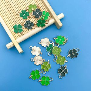 Les charmes mélangent au hasard 20pcs / ensemble d'huile d'égoutteur verte à quatre feuilles de trèfle en forme de trèfle pour le collier de bricolage Boucles d'oreilles bracelet