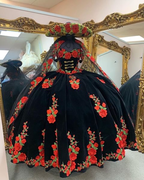 Charro Vestidos de quinceañera de terciopelo negro con bordado envuelto Apliques de encaje floral rojo Fiesta de graduación tradicional de México Vestido de fiesta Vestidos 15 años