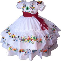 Charro Mexicaanse meisjes optocht jurken emboridery witte bloemenmeisjes jurken 2024 o nek korte mouw kinderen optocht trouwjurk met sjerp caramuza peuter firts heilig