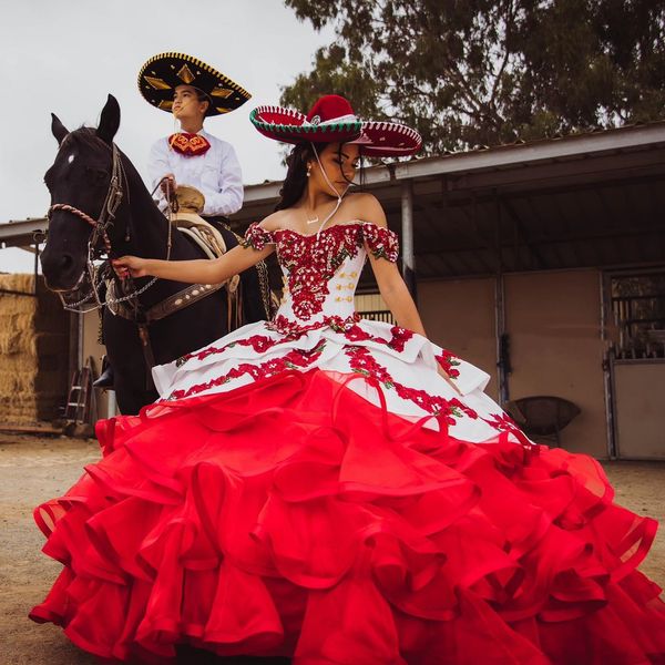 Charro Estilo mexicano Vestidos de quinceañera florales Volantes blancos y rojos Niveles Vestido largo de fiesta de graduación Vestido dulce 15 Fuera del hombro Cristales Mascarada con cuentas 2022