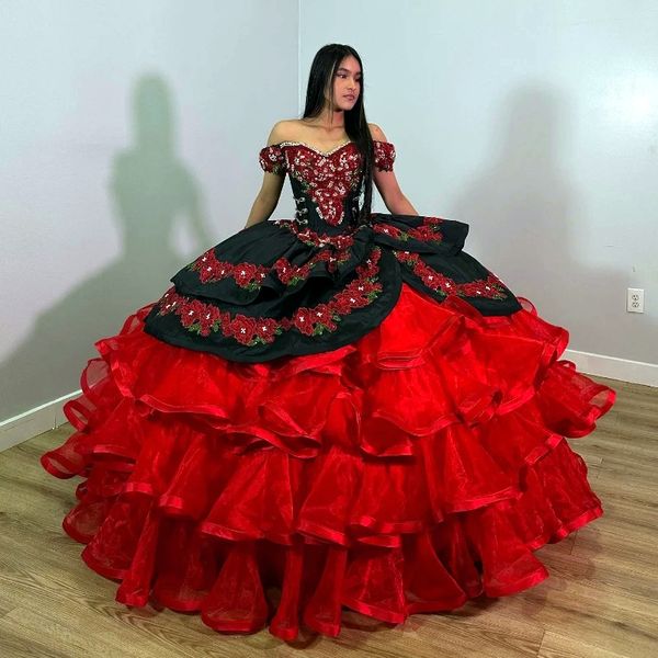 Charro Quinceanera Robes Robe de bal noir et rouge Tier à la mode 16 robes Sweet Robe Floral Dentelle Appliques Crystal perle Off épaule Long Mexican Style Prom 15 Anos