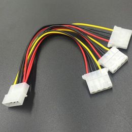 Chassis -netsnoer is verdeeld in drie, groot 4 -pin IDE -netsnoer, één mannelijke connector met drie vrouwelijke connectoren