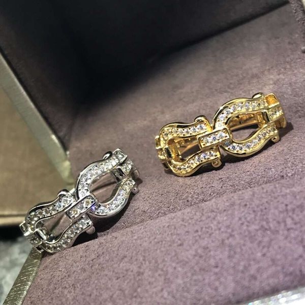 Frederique Constante Designer Bijoux de luxe Freds Freds Ushaped 8 Shaped Horseshoe Halo Full Diamond Vgold Plated 18K Rose Gold Engagement Ring pour femme Moissa