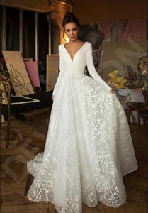 Pas cher 2020 Boho Moderne Manches Longues Robes De Mariée Col En V Profond Couvert Bouton Dos Nu Dentelle Train Robes De Mariée Robe De Novia