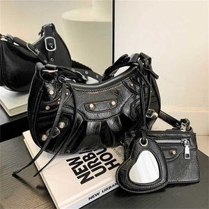 Pas cher 80% de réduction Nouveau paquet 2023 Dark Millennium Motorcycle Spicy Liuding Tassel Sac unique Bandoulière Tissage Bandoulière Huile Cuir code 899