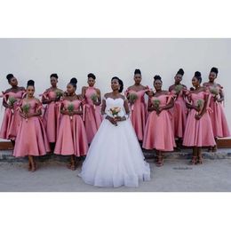 Goedkope Afrikaanse nieuwe ontwerper roze een lijn bruidsmeisje jurken Off schouderthee lengte satijnen bruiloft feestjurken bruidsmeisje jurk Vestidos 0430