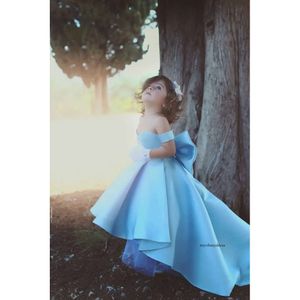 Bébé bon marché bleu charmant petites filles robes de concours d'épaule Hi-Lo Satin Bow Knot Flower Girl Robe pour les robes de fête d'anniversaire vestidos 0430