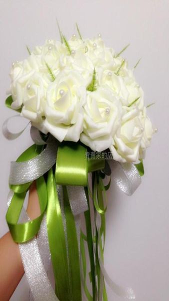 Barato Hermosa mano nupcial sosteniendo flores rosas artificiales flores perlas ramo de boda blanco perfecto favores de boda DL13130671878023