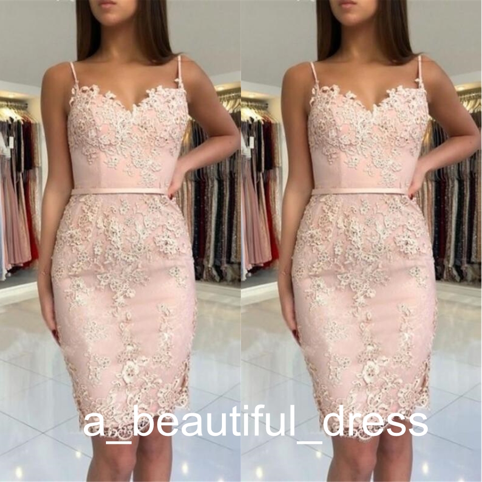 Billiga Blush Pink Homecoming Dresses Lace Appliques Korta Spaghetti Straps Sashes Sheath Sweetheart Party Graduation Cocktail Gowns GD7796