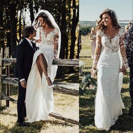 Pas cher Bohomian Beach Une Ligne Robes De Mariée Jewel Cou Sheer Appliques Dentelle Illusion Manches Longues En Mousseline De Soie Robe Boho Robe De Mariée Formelle