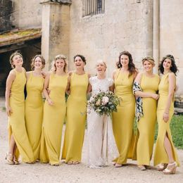Goedkope bruidsmeisje 2021 jurken gele chiffon zijkant spleet enkel lengte mouwloze schep nek ruches plekken op maat gemaakte bruidsmeisje jurk