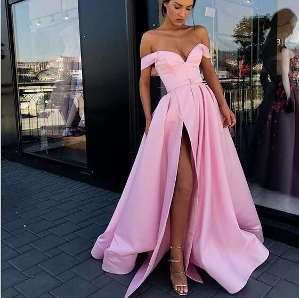 Vestidos de dama de honor amarillos 2019 Frente sexy africano Dividir fuera del hombro Vestidos de dama de honor junior Vestido de boda formal para invitados Barato