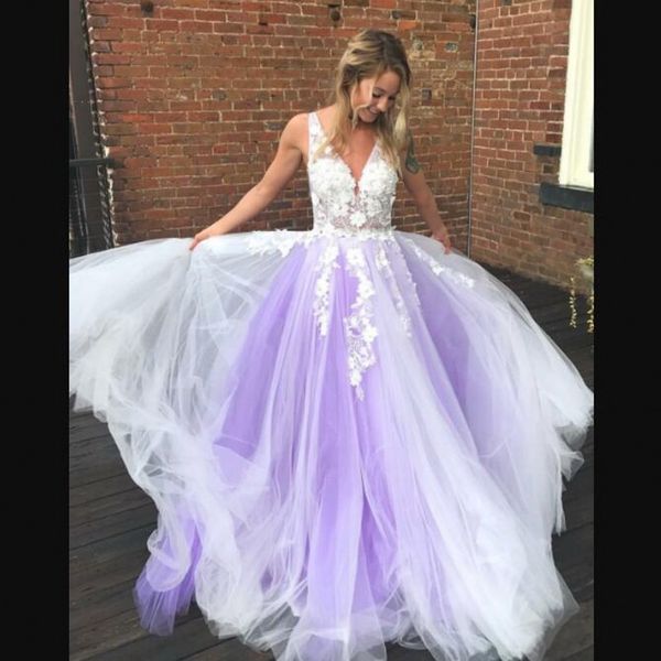 Robes de soirée de charme pas cher Sexy col en V dentelle Appliques Tulle mousseline de soie balayage train blanc violet une ligne robes de bal livraison gratuite robes