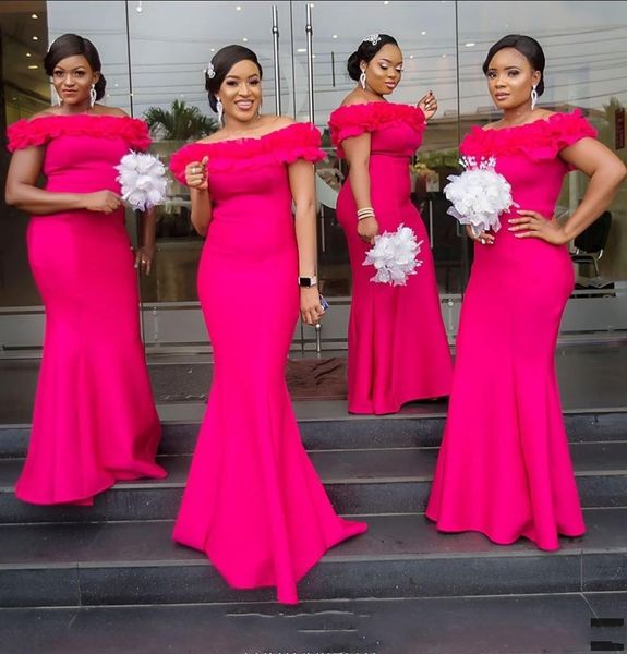 2022 Vestidos de dama de honor fucsia africanos Sirena fuera del hombro Volantes Hasta el suelo Cremallera Volver Vestidos de dama de honor occidentales Vestido de boda personalizado para mujeres