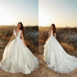 Economici Eddy K Abiti da sposa a-line Sexy scollo a V senza maniche Abito da sposa senza schienale a strati Raso Sweep Train Beach Bridal Go296D