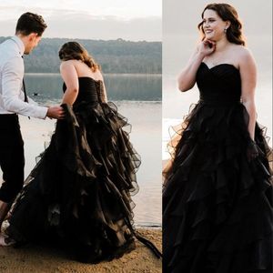 Goedkope Gothic Black Trouwjurken Een Lijn Sweetheart Zomer Beach Boho Organza Tiered Ruches Vloerlengte Formele Plus Size Bruidsjurken