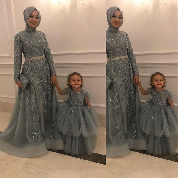 Vestidos de niña de flores de princesa gris baratos para bodas Apliques de encaje con cuello de joya Cuentas de plumas Vestidos de bebé para niños pequeños Vestidos de primera comunión