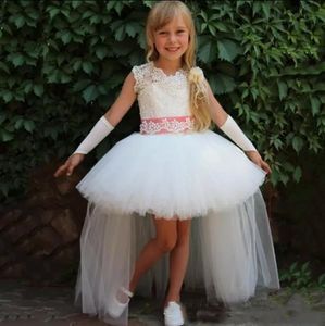 Vestidos baratos para niñas de flores altas y bajas para el banquete de boda Sin mangas Apliques Faja de tul Vestidos de cumpleaños para niños