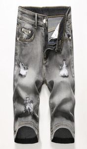 Diseñador de hombres baratos Slim rasgados de mezclilla negra con jeans cortos angustiados Blanqueados pantalones cortos retro de mezclilla gran tamaño 42 pantalones JB35037967