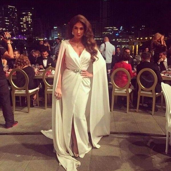 Pas cher Nancy Ajram robes de soirée fendues inspirées par Zuhair Murad ceinture en métal avec cape col en V satin arabe robes de célébrité 2019 robes de bal