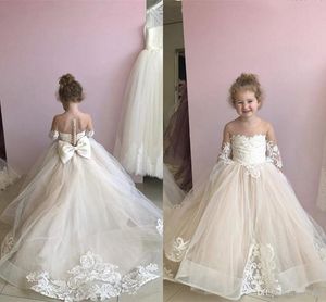 Barato Nuevo Champagne Tulle Vestidos de niña de flores para bodas Apliques de encaje Mangas largas Arco Vestido de desfile para niñas Vestidos de fiesta para niños Vestidos de comunión