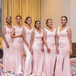 Goedkope roze 2021 bruidsmeisje jurken kralen kralen Tasle Mermaid Side Slit vloer lengte op maat gemaakte bruidsmeisje jurk strand bruiloft v nek