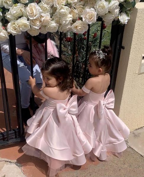 Robes de filles de fleur rose pas cher pour les mariages hors épaule à la main grand arc ceinture bébé enfant robe de fête d'anniversaire robe de première communion