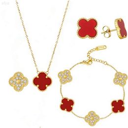 Prix pas cher 18k Gold plaqué en acier inoxydable fine couleur rouge zircon quatre feuilles de bracelet Collier Bijoux d'affichage