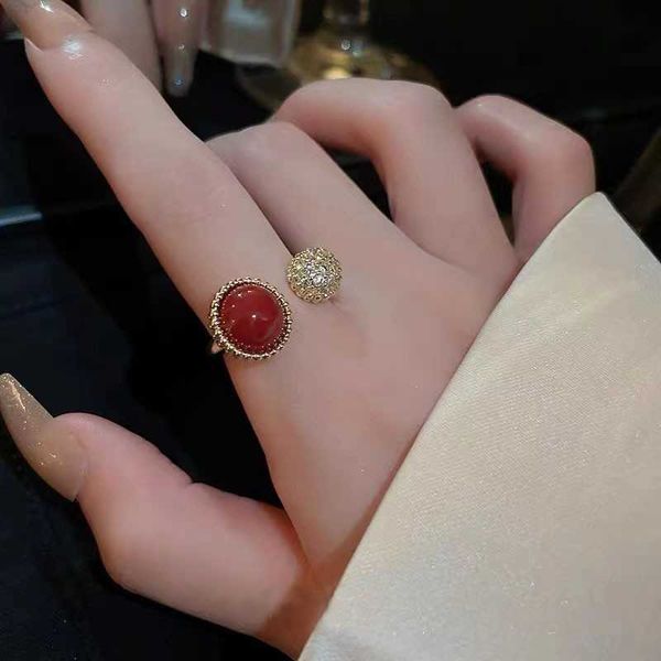 Precio barato y anillo de joyería de alta calidad adecuado para el anillo elegante de color plateado Fashion con la cleefly común