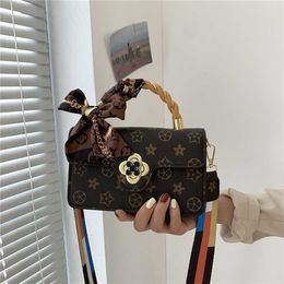 Monederos baratos Bolsas 80% de descuento Bufanda de seda femenina de moda Portátil Pequeño cuadrado Flor antigua Correa ancha Mensajero individual