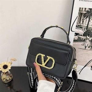 Monederos baratos a la venta Bolso francés de alta belleza Bolso versátil de moda para mujer Textura Moda Commuter Correa ancha para el hombro Crossbody Trend