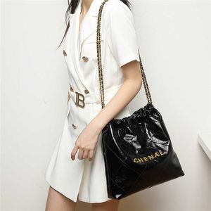 Monederos baratos a la venta Xiangnanma Bolsa de basura Otoño e invierno Nueva cadena de cuero de vaca real Letra personalizada Cubo de agua Luz Lujo Mujer