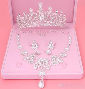 voordelige Set Kronen Ketting Oorbellen Legering Kristal Lovertjes Bruidssieraden Accessoires 2019 Bruiloft Tiara's Hoofddeksels Haar4841146