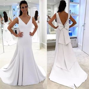 Robes de mariée sirène simples pas cher 2019 nouveau modèle col en V trompette tribunal train robes de mariée en satin blanc avec grand arc sur le dos