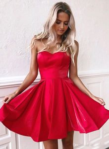 Simple pas cher rouge sans bretelles court Robes dos ouvert robe cocktail Party dessus genou longueur courte robe de bal Tenue de soirée cocktail