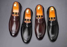 Goedkope lente herfst puntschoen mannen schoenen italiaanse stijl formele jurk lederen schoenen flats partij bruiloft loafers