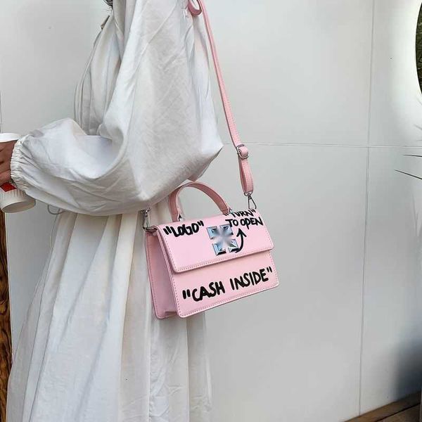 Magasin bon marché 90% de réduction sur le sac de gros sac à main de style Western High Western Graffiti Femme Femme Crossbody Version coréenne Niche Niche Trendy épaule pour les femmes 7a